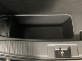 荷室には床下収納スペースを備えており、工具類や小物をスッキリと収めることができます。普段は見えない位置にあるため荷室を広く使え、実用性の高い収納です。