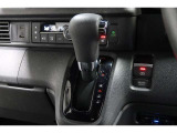 インパネシフトだから視線の移動も少なく足元もスッキリ♪運転席もゆったりしているのでゆとりを持ってドライブできますね!