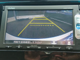バック駐車が苦手な方や、初めてのお車で不安な方も安心。後方の映像をナビ画面に表示するため、周囲を確認しながらスムーズに駐車できます。