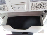 サングラスホルダーを備えたオーバーヘッドコンソールを装備。運転中に使う小物をスマートに収納でき、車内の整理整頓にも役立ちます。