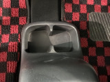 運転席、助手席間にはカップホルダーがあります。