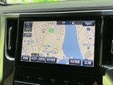 地図上に周辺の道路や施設名が表示され、現在地を確かめながら目的地までの道順を確認できます。画面下部の案内項目から、地図表示の切り替えなども選べます。
