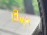 【ブラインドスポットモニター】走行中、ドアミラーの死角になりやすい箇所に後続車が接近するとサイドミラーのレンズに警告を表示!ドライバーに注意喚起をしてくれます。