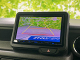 後方の様子を画面に映し、ガイド線を目安にしながら駐車位置を確認できます。車庫入れや狭い場所での後退時に、目視とあわせて周囲を確かめる際に便利な装備です。