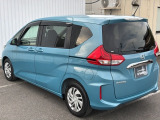 コンビネーションランプを高い位置に配置、後続車に見やすいデザインで安全にも配慮。