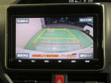 車両後方の映像を映すバックモニター。進路を確認しながら安全に車庫入れできます。
