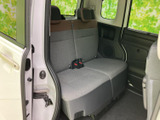 後席はベンチタイプで、座面と背もたれにゆったりとした広がりがあります。窓から光が入り、落ち着いた色合いの室内で同乗者もくつろげます。乗り降りのしやすさも魅力です。