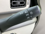 レバーには灯火類の表示がまとまり、運転席から目で確認しやすい仕様です。表示を見ながら必要な操作を把握でき、周辺のスイッチ類と合わせて日常の運転を支える装備です。