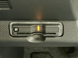 有料道路をキャッシュレスで通行できるETC車載器付きです。運転席足元に設置されています。ETCセットアップ費用は含まれておりません。別途必要となります。