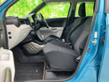 運転席から前方を見渡しやすく、助手席もゆったりと座れるレイアウトです。シートは身体を支える形状で、足元にも空間が確保され、日常の移動を快適に過ごせます。