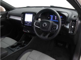 インストルメントパネルは僅かに運転席側へと傾けられているほか、余計なスイッチ類を可能な限り排し、運転に集中しやすい環境を造り出しています。