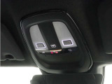 ルーフにあるボタンは、車両が始動しない場合、パンクした場合、または事故に遭った場合などに支援の要請に使用できるため安心感を高めることができます。