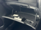 グローブボックスです!上下にスペースがあり、車検証や小物を収納可能です