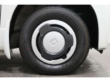 純正のホイールカバーが足元を飾ります!タイヤサイズは145/80R12です。