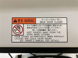 バックドアの底部にイージークローザーの注意書きステッカーが貼ってあります。