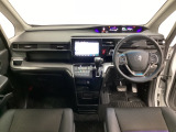 車内は光触媒抗菌消臭施工済です。インパネ周りはスタイリッシュなデザインで機能や装備も充実しています。グローブボックスやカップホルダーのほかにトレーなどたくさんの収納スペースが付いています。