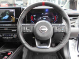 ステアリングハンドルです。オーディオコントロールスイッチが付いて運転中でも手元でオーディオの操作が出来て便利ですよ。