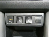 シートヒーターが運転席だけでなく助手席側にも付いています 運転者と別のスイッチなので、助手席側だけ温めることもできます 助手席の方にも優しく嬉しい装備です