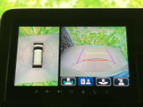 後方の映像に加えて車両周辺を上から見た表示も確認でき、駐車時の周囲確認をサポートします。ガイド線も表示されるため、車庫入れや狭い場所での取り回しに役立つ装備です。