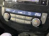 【オートエアコン】一度お好みの温度に設定すれば、車内の温度を検知し風量や温度を自動で調整。暑い&hellip;寒い&hellip;と何度もスイッチ操作をする必要はありません。快適な車内空間には必須の機能ですね♪