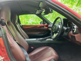運転席まわりを見渡しやすく、シートに腰掛けた際も落ち着いた視界が広がります。ブラウン系のシートと室内の色使いが調和し、日々の移動を心地よく支えてくれます。