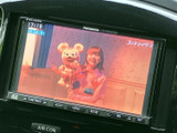 テレビ番組を画面で楽しめる装備です。停車中の休憩時間に映像を視聴でき、車内で過ごすひとときにも活用いただけます。画面上に時刻表示もあり、使いたいときに確認しやすい構成です。