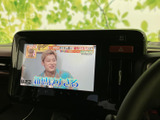 停車中にテレビ番組を視聴でき、待ち時間を過ごす際にも便利です。画面には映像と字幕が表示され、映像を楽しみたいときに活用いただけます。