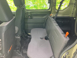後席は窓からの見通しがよく、同乗者も外の景色を楽しみながら過ごせます。座面が広く、前席との間にも空間が確保されているため、くつろぎやすい室内です。