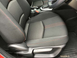 運転席にはシートリフターがついておりますので運転しやすい視線にあわせられます。