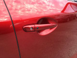 スマートキーを所持している状態でロックボタンを押すと、車両すべてのドアの解錠や施錠を行うことが出来ます。