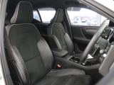 XC40 R-Designのインテリアカラーには、俊敏なドライビングフィールにマッチするチャコールを採用。ルーフライニングまでチャコールで統一された、スポーティ感あふれるコックピットです。