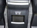 コンソールボックスの後ろに充電用USB端子が付いています。