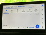 検索窓やお気に入り、履歴などのメニューが並び、目的に合わせて選びやすい画面です。よく使う場所の登録にも対応し、行き先を設定する際の操作をわかりやすくサポートします。