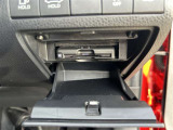 ETC車載器は蓋付き小物入れの中