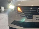 夜間走行の様々な局面に対し、LEDヘッドランプで視認性をしっかり確保。ハロゲンヘッドランプのおおよそ2倍の光量で、広範囲に明るくドライバーをサポートしてくれます。
