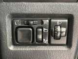 【電動格納ミラー】サイドミラーは電動格納式となっており、狭い駐車場でもキズがつくリスクを抑えられます。
