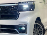 【LEDヘッドライト】悪天候や夜間走行時も良好な視界を確保し安心して運転できる高輝度LEDヘッドライトを装備!点灯速度が早く、消費電力も抑えられています。
