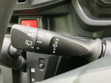 各操作位置の表示がレバー上にまとまり、運転席から確認しやすい設計です。天候に応じた操作を手元で選びやすく、雨の日の運転をサポートします。