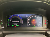 速度や各種表示を運転席前方で確認でき、必要な情報をまとめて把握しやすいメーターです。表示が区分されているため視線の移動を抑えやすく、運転中の状況確認を助けてくれます。