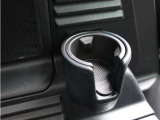 3列目シートにもドリンクホルダーを備え、乗員の使い勝手にも配慮された設計です。