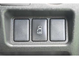 【パワースライドドア】スマートキーや運転席のスイッチで後席スライドドアの開閉が可能です