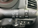 レバーには各種表示がまとめられ、必要な操作を確認しやすい設計です。運転席から手元で扱える位置にあり、周囲の状況に応じた操作をサポート。日常の運転を支える使い勝手のよい装備です。