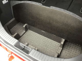トランクボードの下には小物が入れられるスペースを確保しております。