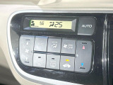 【オートエアコン】一度お好みの温度に設定すれば、車内の温度を検知し風量や温度を自動で調整。暑い&hellip;寒い&hellip;と何度もスイッチ操作をする必要はありません。快適な車内空間には必須の機能ですね♪