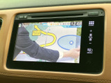 画面にはテレビ番組が表示され、停車中に映像を視聴したいときに活用できます。周囲には音量やホーム画面などの操作ボタンが並び、必要なメニューへアクセスしやすい配置です。
