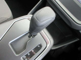 シフトレバーはL字型のシフトチェンジになっていまして、Dレンジ走行で、右側へレンジを切り替えて頂く事で、マニュアルモードでの走行を楽しいんで頂けます。