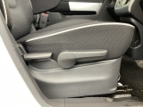 運転席にはドライバーの体型や好みに応じて前後方向だけでなく、高さの調整ができるシートリフターを装備!