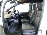 高いホールド性で運転姿勢が安定します。長距離ドライブでも疲れにくいのが魅力です。快適なドライビングライフをお送りください♪