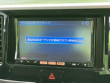 Bluetoothオーディオの表示に対応し、画面下には音量やメニューなどの操作ボタンを配置。音源の確認や設定変更を手元で行いやすく、日々の移動に便利にお使いいただけます。