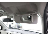 運転席・助手席共にミラー付きサンバイザーになっております。メイク直しや、シェービング時には便利です。